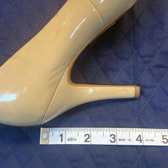 9 & CO. Patent Round Toe 4” Heels. Size 9.5. Neutral Beige. Man Made Materials. - Picture 7 of 10
